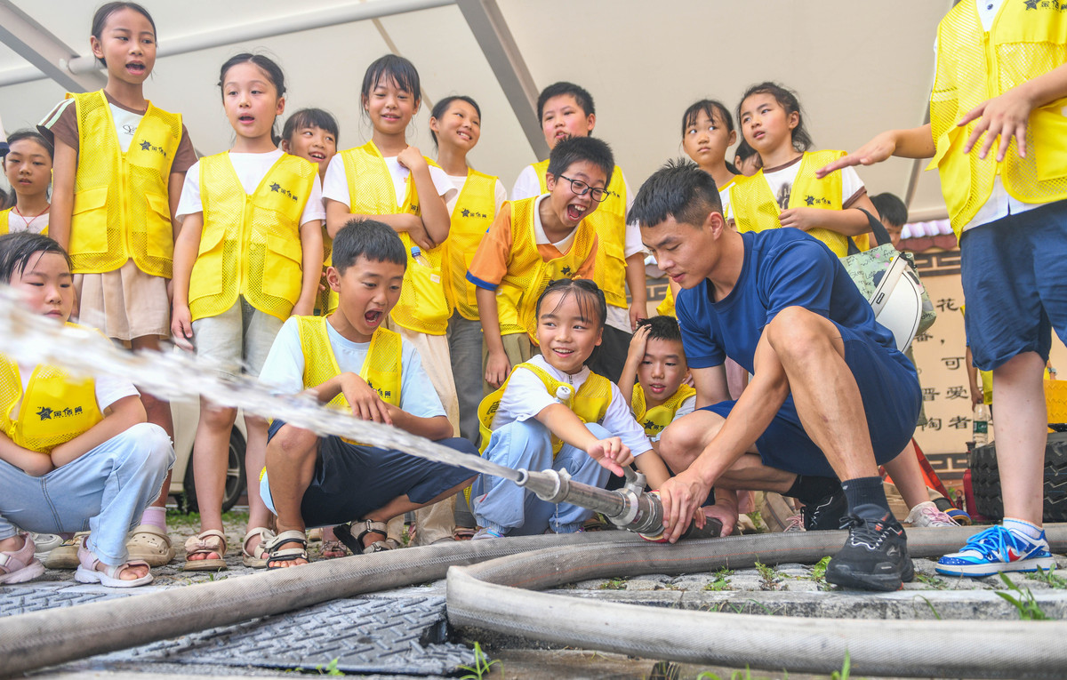 比赛场地都是泥水但我们全力以赴