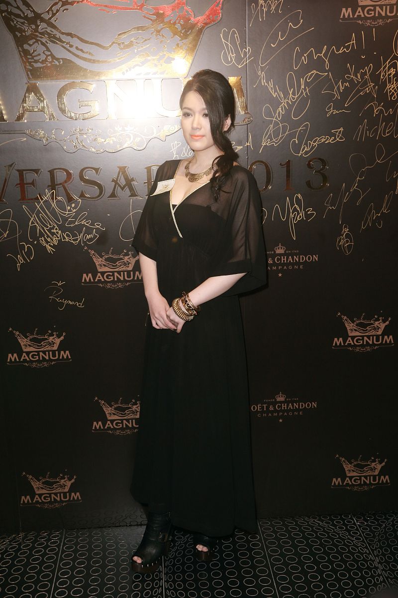 2013年7月17日,香港,明星出席夜店周年派对.苟芸慧 ,