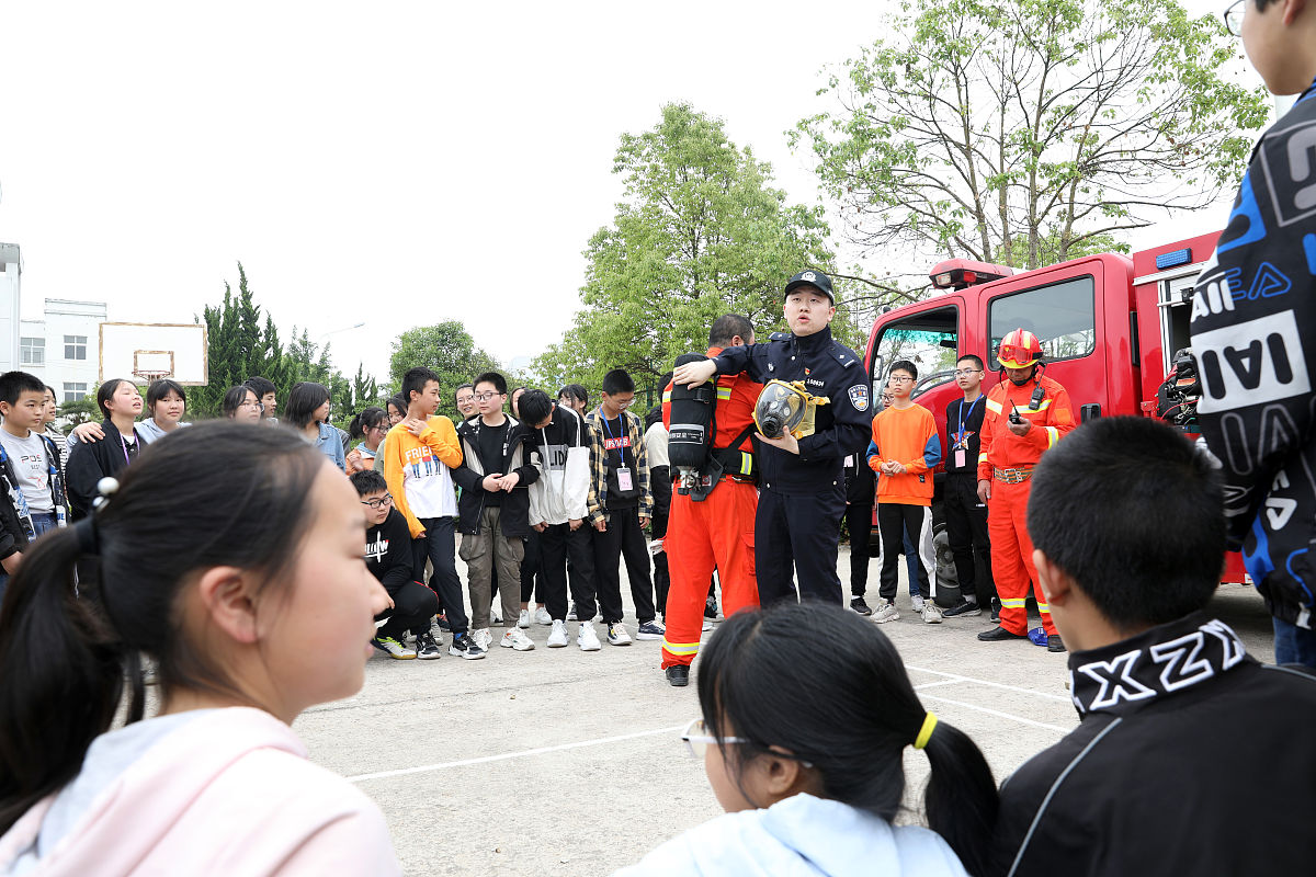 写一篇警校生参加娱乐活动的报告