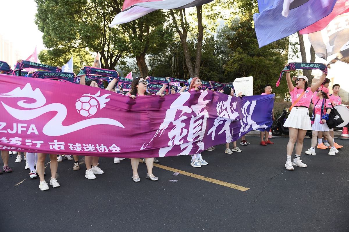 华农彩跑点燃青春！彩粉飞扬，活力无限！