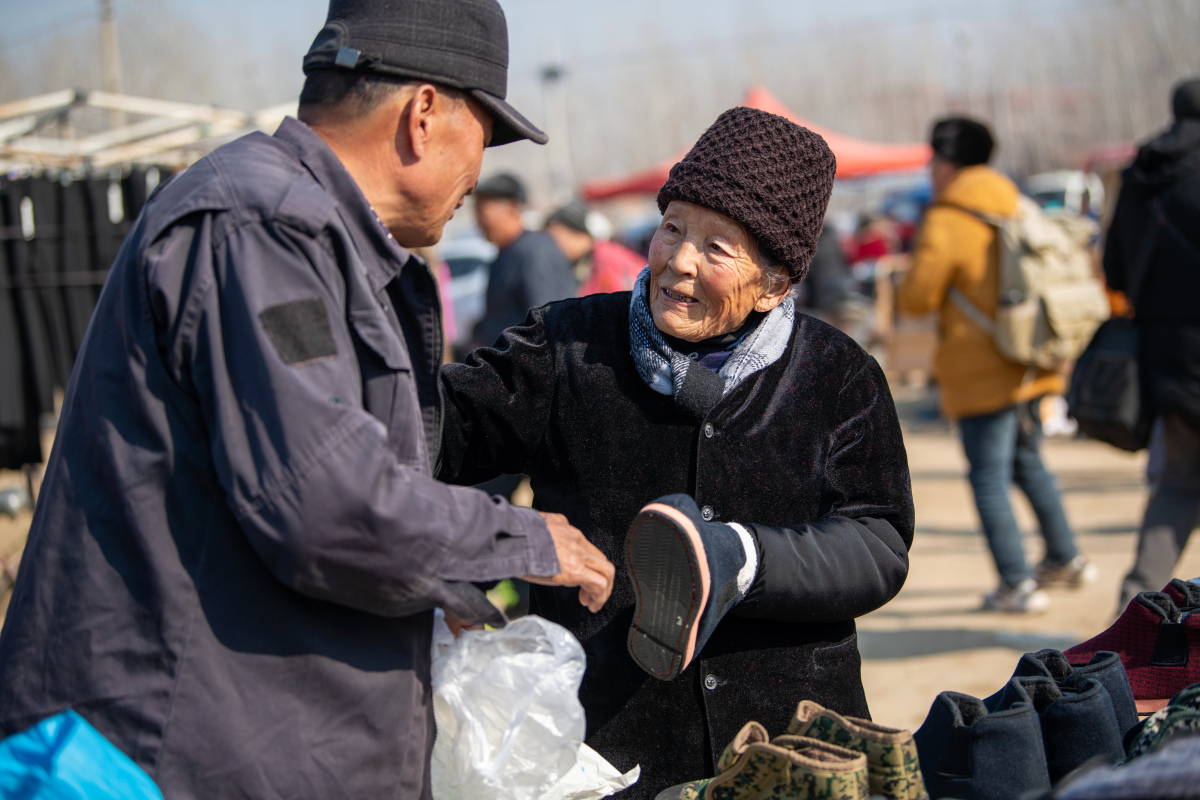 小区那几位从农村里来的阿姨们,都是60好几的岁数了,平时就是帮忙接送