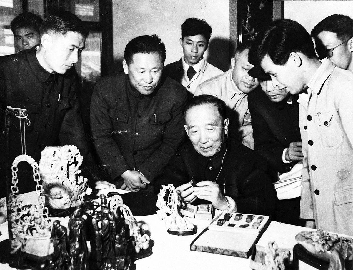 1962年,福建福州,郭沫若参观福州脱胎漆器厂.                     署