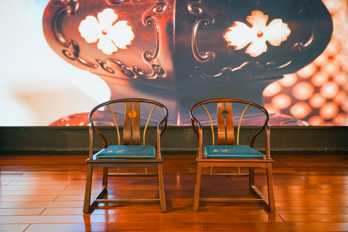 以唐代家具为例探索其文化内涵与现代家具设计的融合。“榫卯新经典”唐中式家具的现代化交互体验设计”