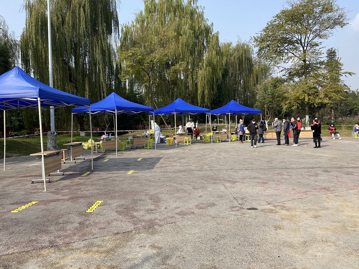 以下这段话如何用另一种方式表达？每50-100m2取1次样且每层不少于1点