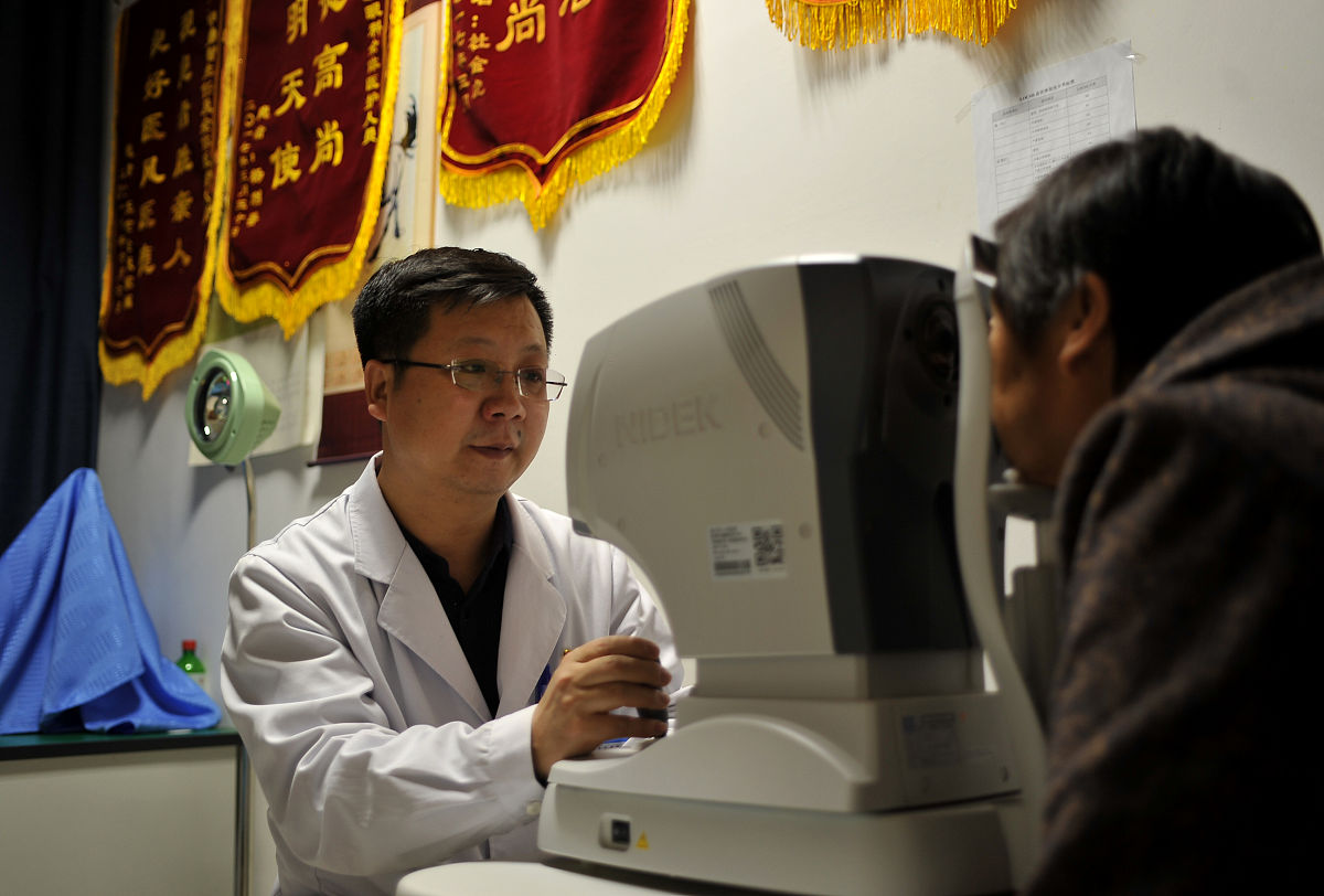 70岁老专家无私奉献，为百姓检查眼部疾病