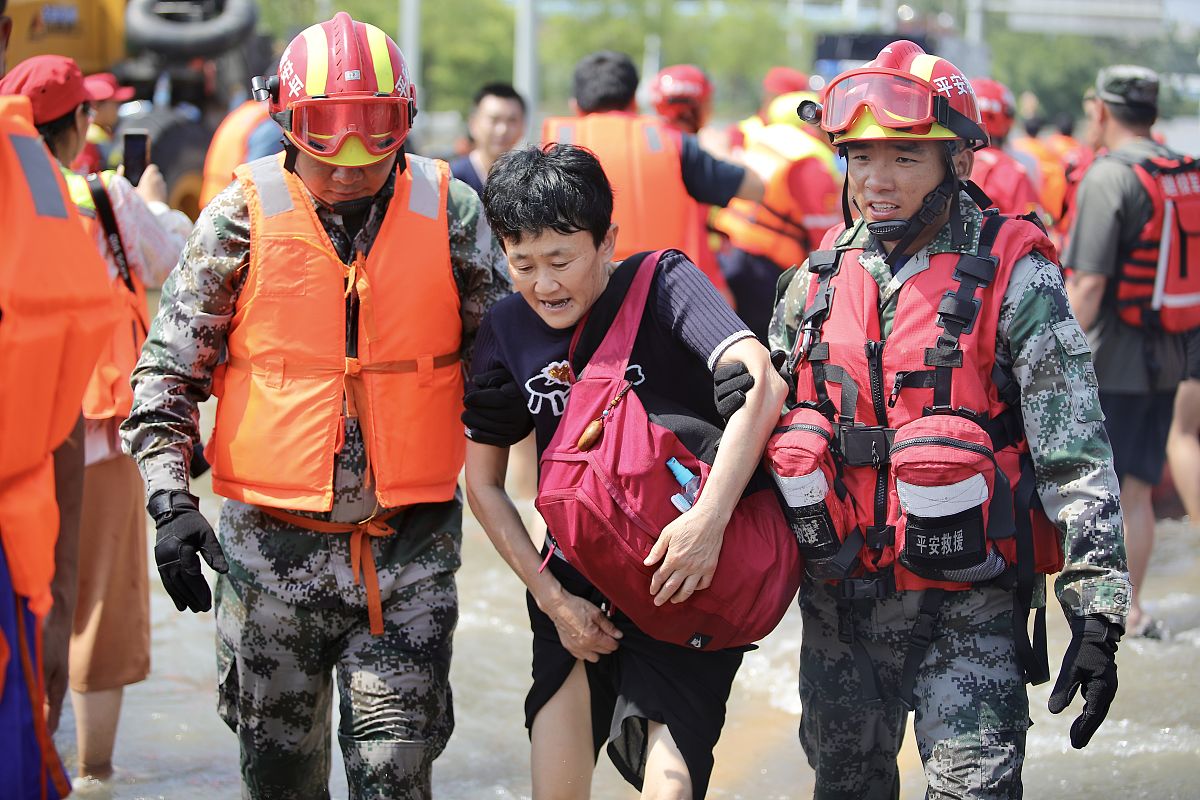 部门人员在灾难救援中努力工作