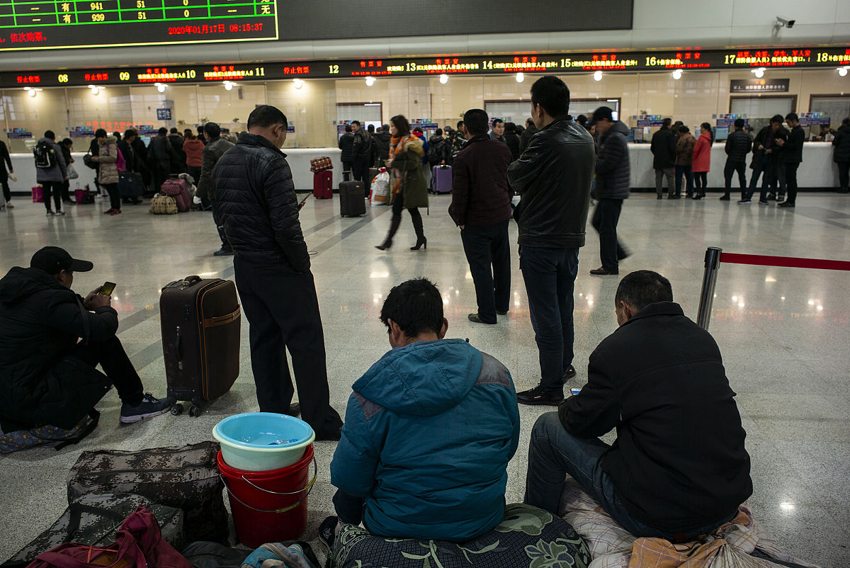 工作人员骂乘客不坐车滚出去？杭州东站回应：系实习生已辞退根据这个话题写一篇500字文章并且给出30个字标题