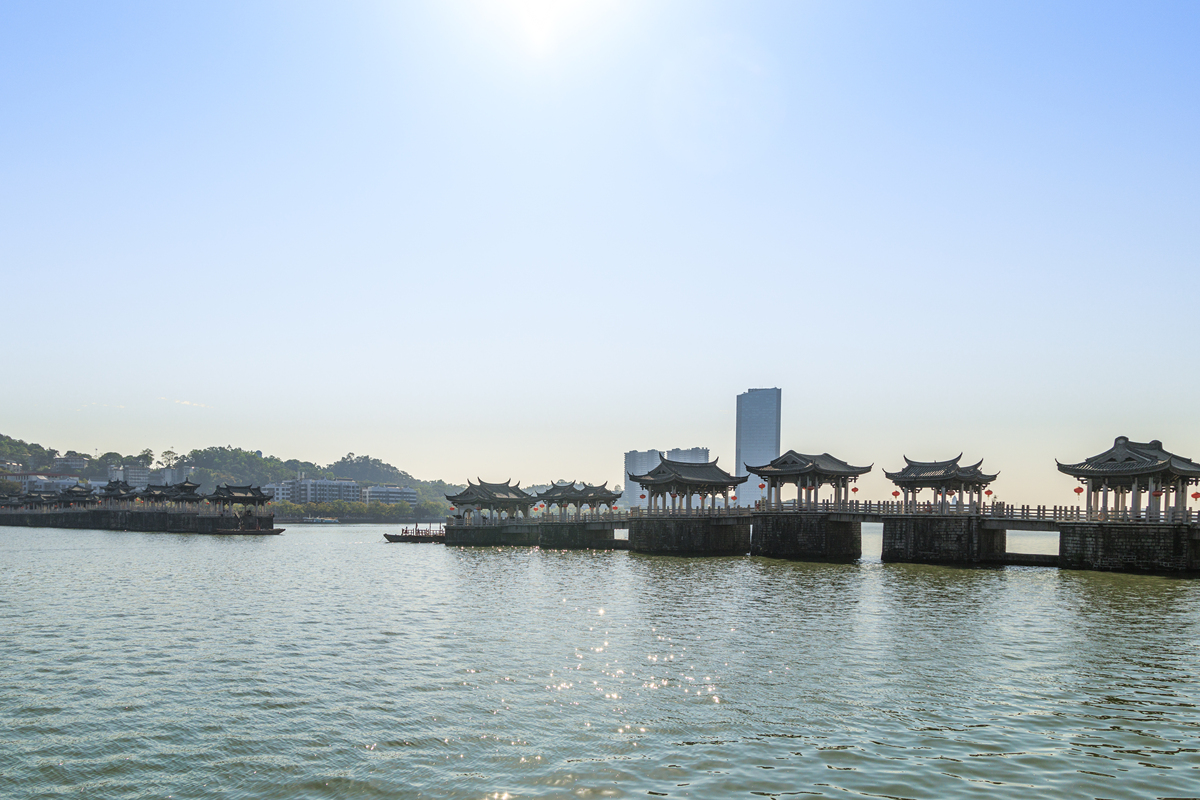 2025年12月15日,广东潮州,广济桥横跨韩江.潮州古城是