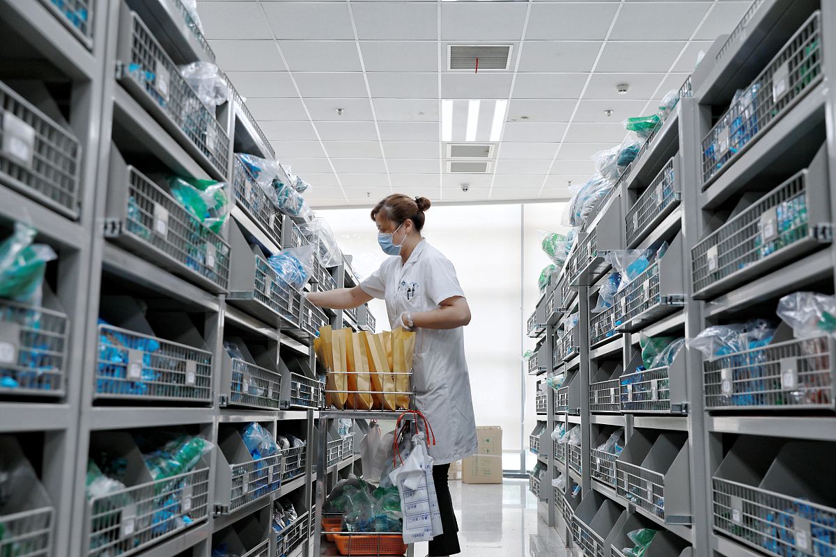 请用自己的理解论述基层医院药事管理工作的内容单一，举例分析存在的问题，不用写对策，不少于1000字，不能直接抄袭他人观点和概念。