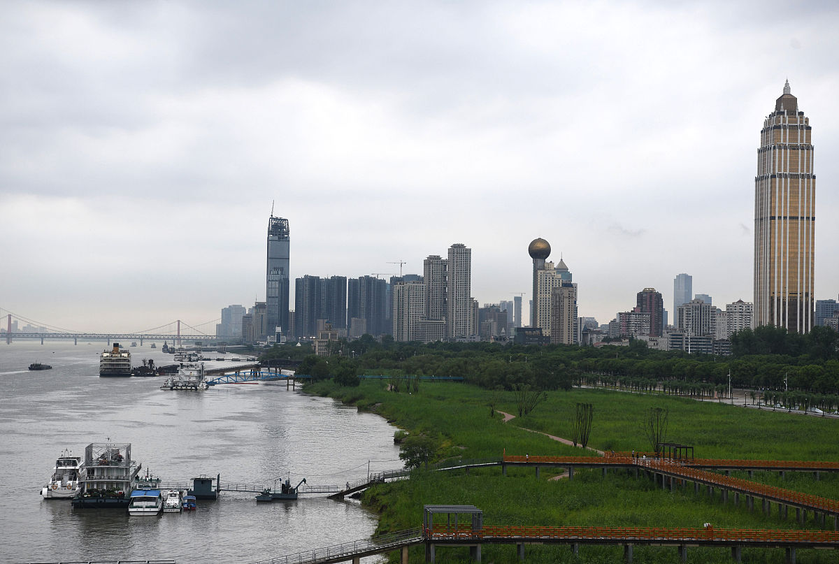 2021年5月10日,武汉,一场暴风雨过后,天空依旧阴云密布.