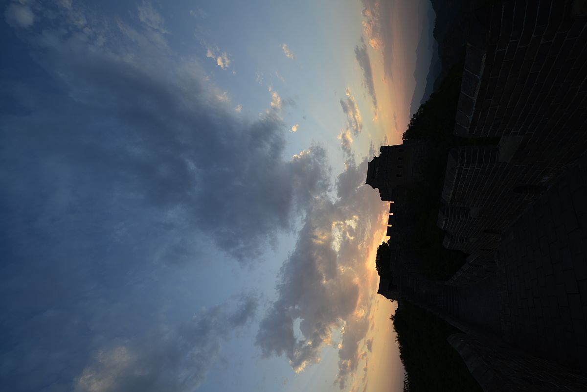 2019年6月18日,傍晚时分,河北省承德市滦平县金山岭长城,出现迷人晚霞
