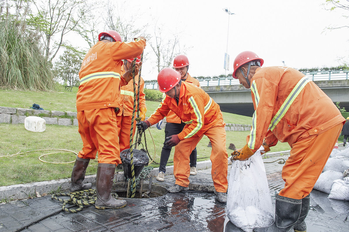 五一劳动节坚守岗位，污水处理厂化验员的责任与使命