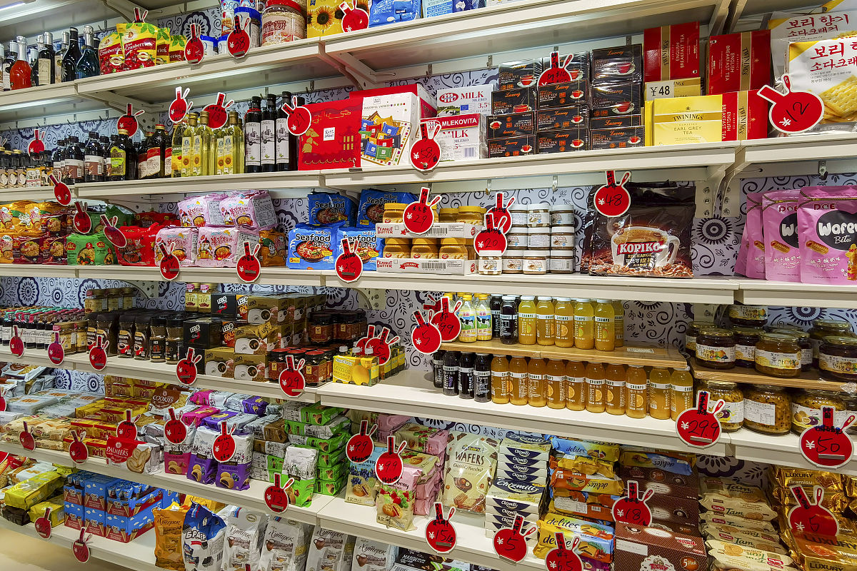 创建一家零食店构思其背景主营业务地理位置交通路线企业目标长期和短期经营范围与概念物流构成消费人群和swot分析并选择一个现实中存在的公司作为其竞争对手