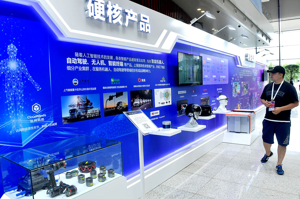 把下面的内容用中文换个说法：AWE 2023将主题定为智科技、创未来聚焦智能科技、智慧场景、创新产品通过对重点领域创新成果的集中释放引领家电与消费电子产业发展方向和消费趋势。首先就是技术变革、产品迭代频繁的消费电子领域。作为与AI、物联网、云计算、大数据等前沿技术深度融合的产业消费电子板块一直是AWE的支柱展示领域之一。今年展会消费电子、智能科技馆将扩大至三个展馆；国际三大巨头三星、索尼、夏普继A