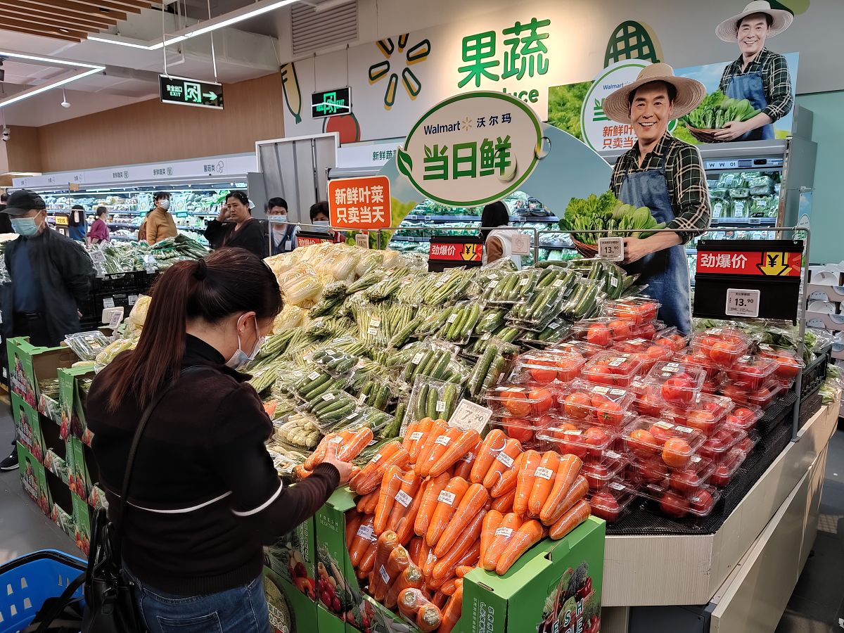 2022年1月29日,深圳,实拍深圳春节临近市民在超市采购年货.