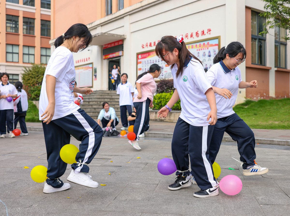 团建塑料盒抖乒乓球游戏过程