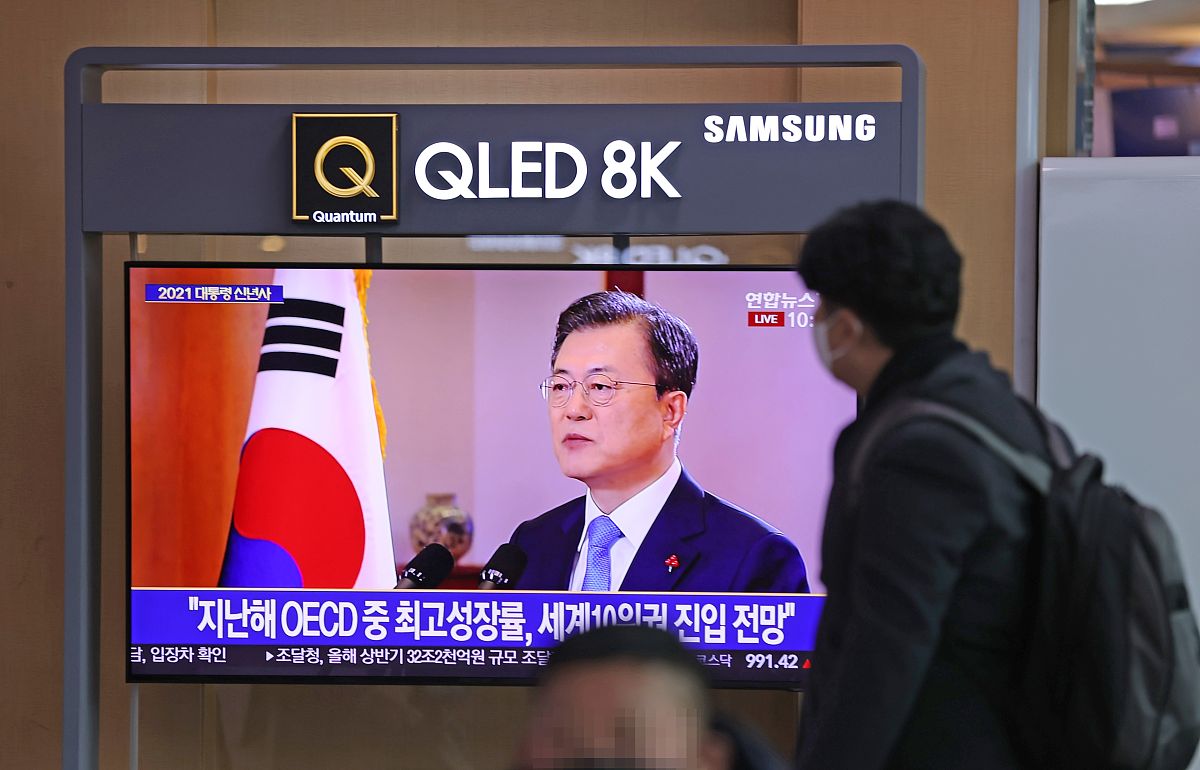 请把下记翻译成日语：为了我司的样品能在同行样品中胜出希望您能提供更详细的信息给我们