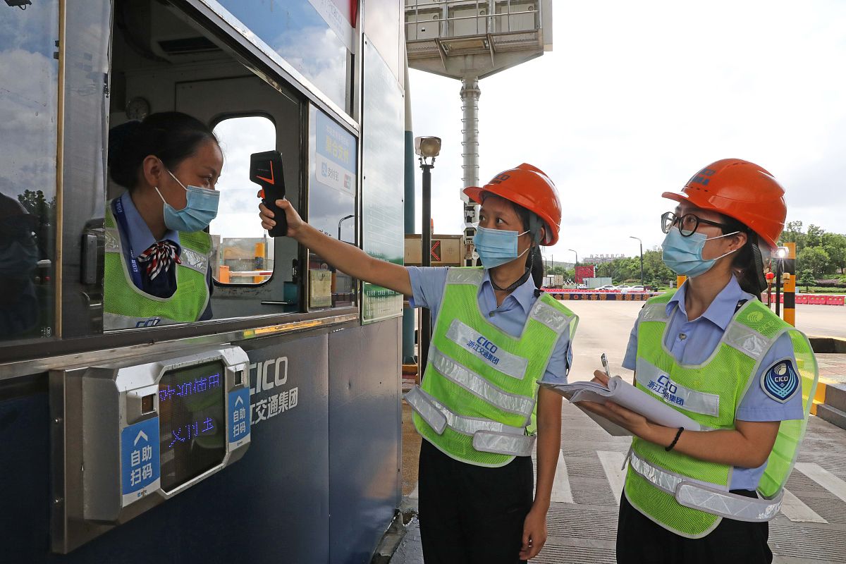 高速公路收费员如何增强忧患意识，防范化解风险？