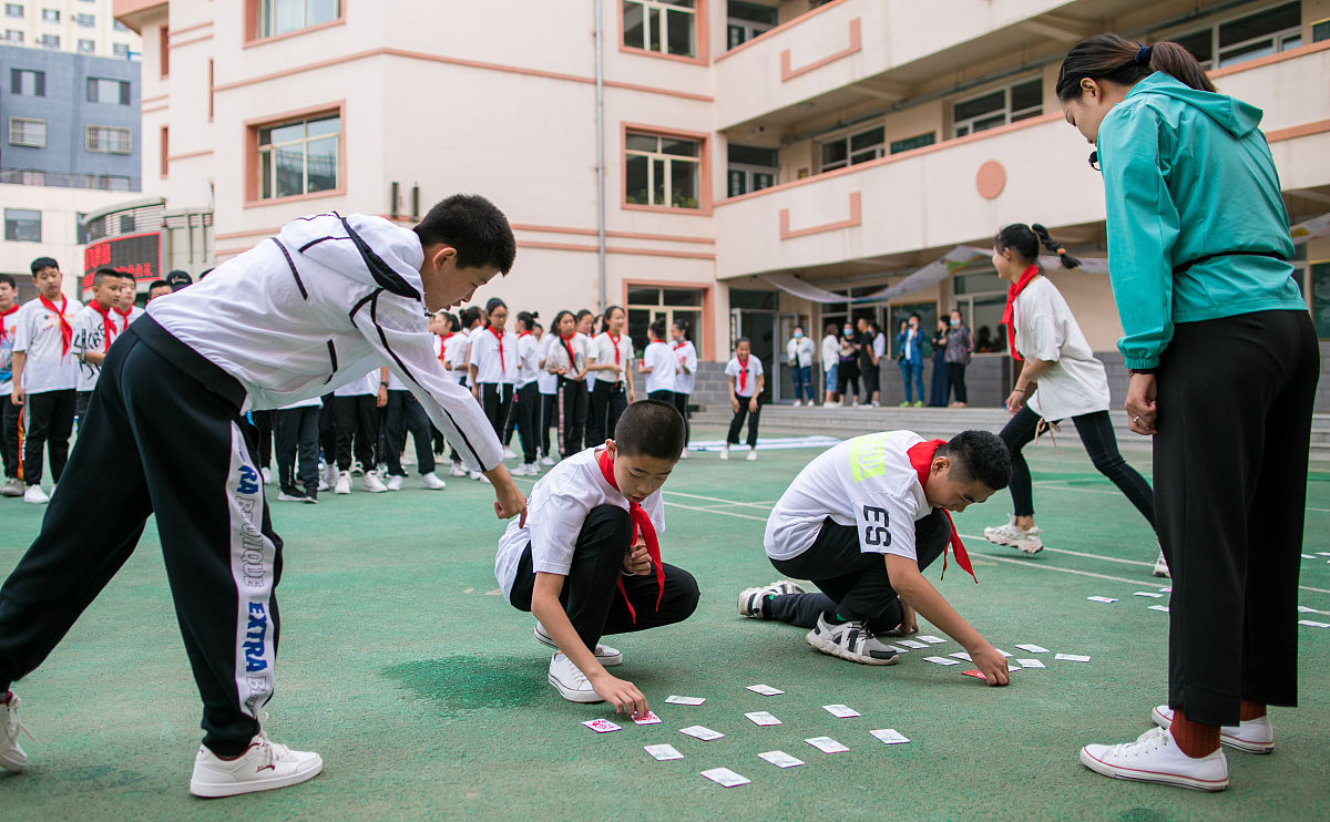 对下面这段话摘桃子游戏中的论文进行扩充到400字：操作游戏规则当我们手指在界面触碰桃子时桃子随着我们的触碰会马上消失并且会和采集桃子的数量相加每一次点击桃子的数量变化都要伴随着桃子的消失和总数的增加。