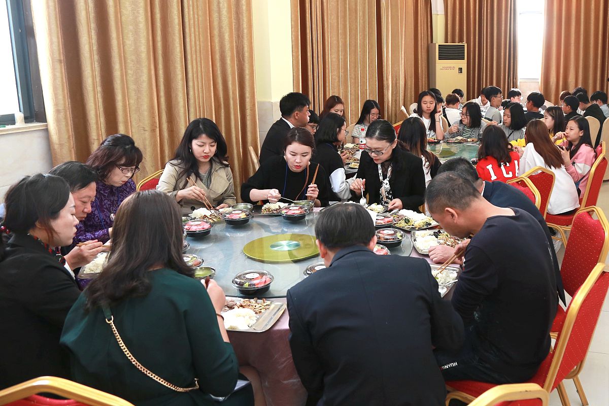 同学们通过这次用餐增加了