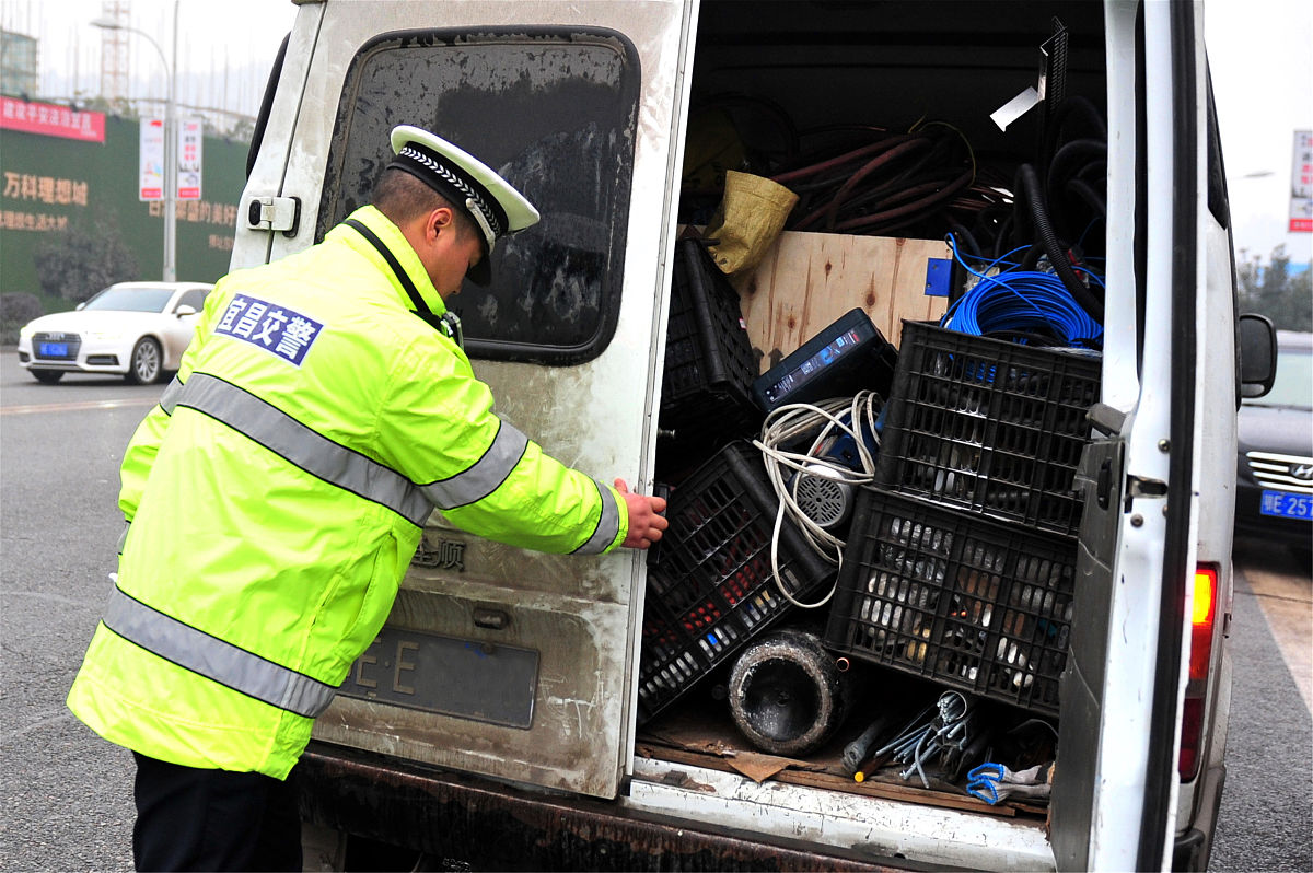 作为一名道路养护工在突遇道路交通事故你该怎么做