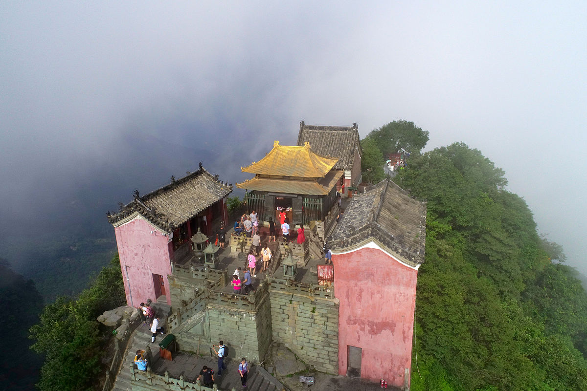 帮我编辑一条发朋友圈的文案描绘心情武当山金顶不要太极和气功