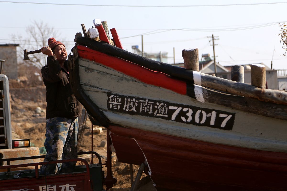 请翻译经过我们沟通码头最终使用tanker将污油水收走