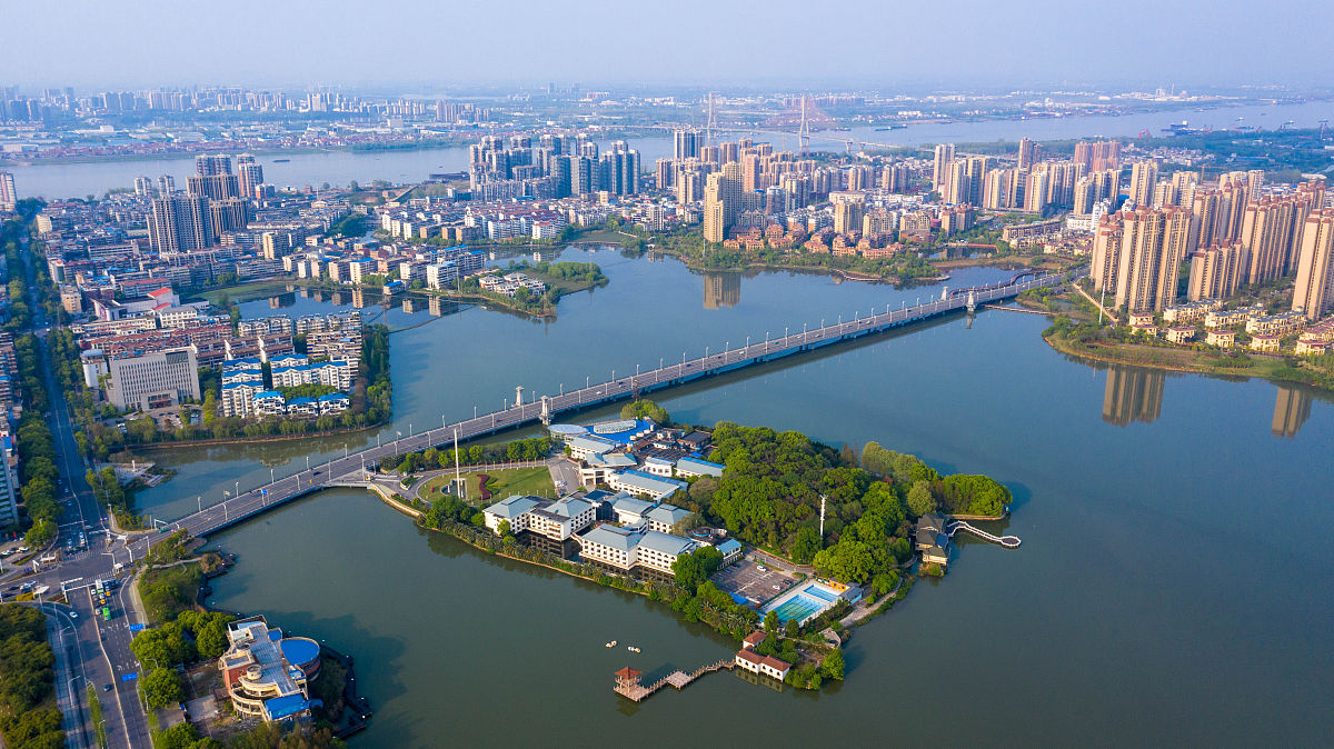 2020年4月7日,航拍湖北鄂州城区,一城山色半城湖,春意盎然.