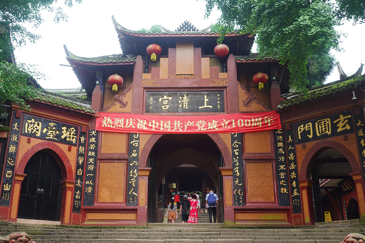请帮我写1篇600字博客文章主题是：成都周边自驾游