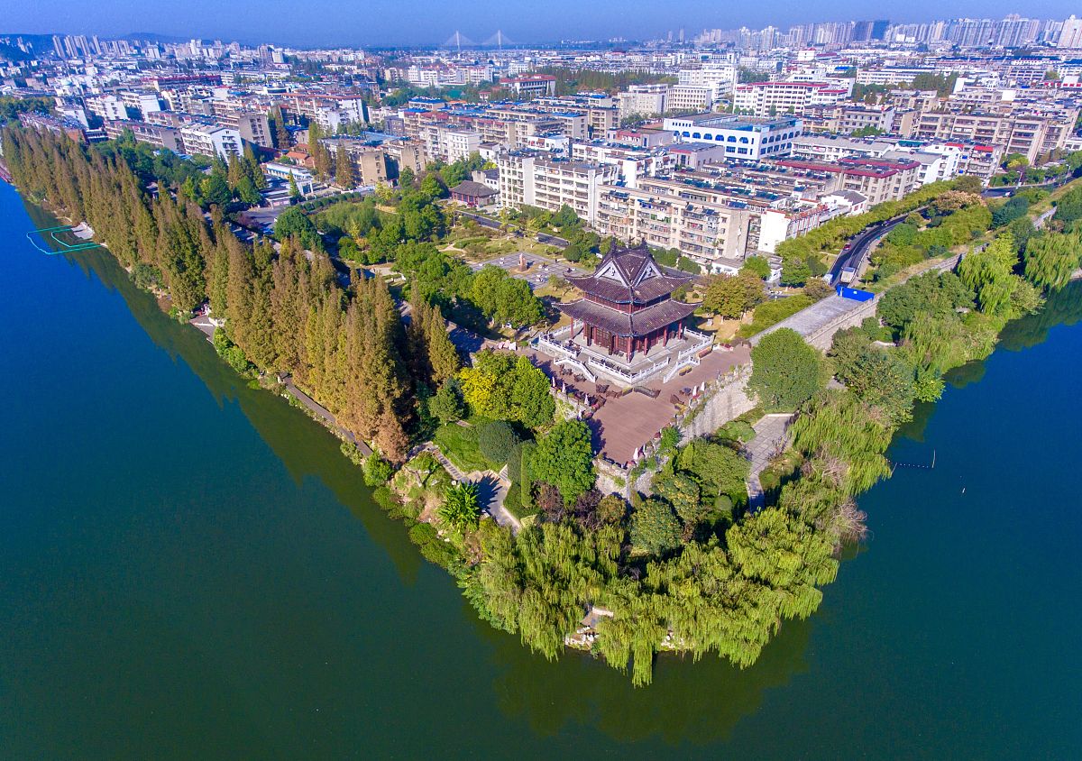2018年10月29日,湖北省襄阳市,金秋时节,襄阳古城护城河迎来秋高气爽