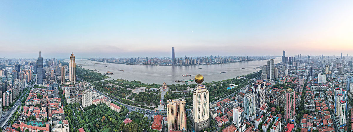 2021年9月17日,武汉,航拍长江主轴城市风光.