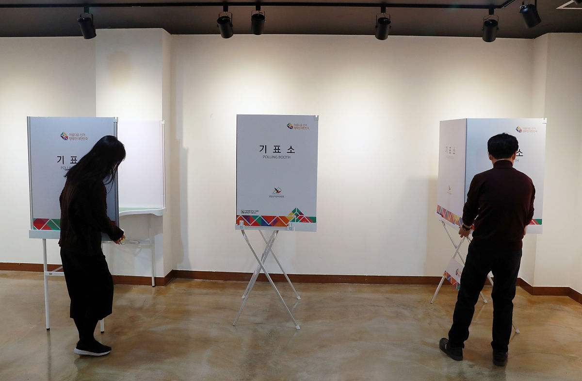 当地时间2022年3月8日,韩国釜山,工作人员正在投票处准备.   (=)   = 