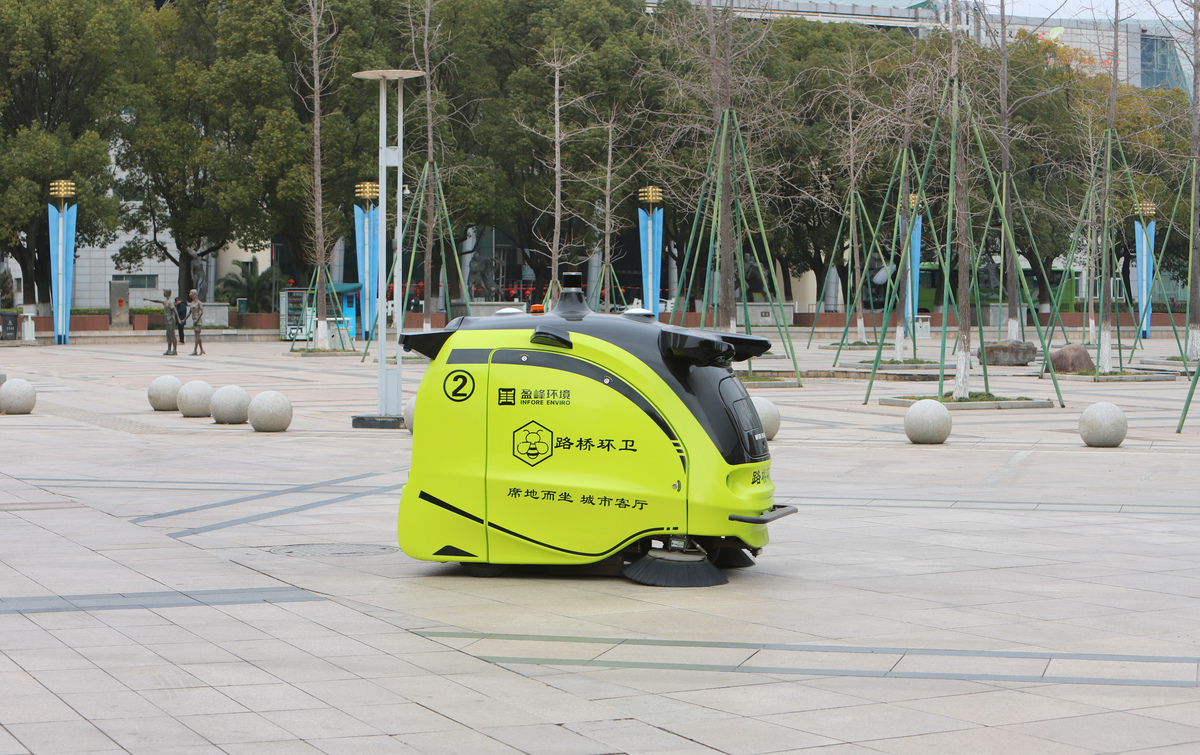 荣耀人形机器人入场：快递员会被“机械同事”取代吗？