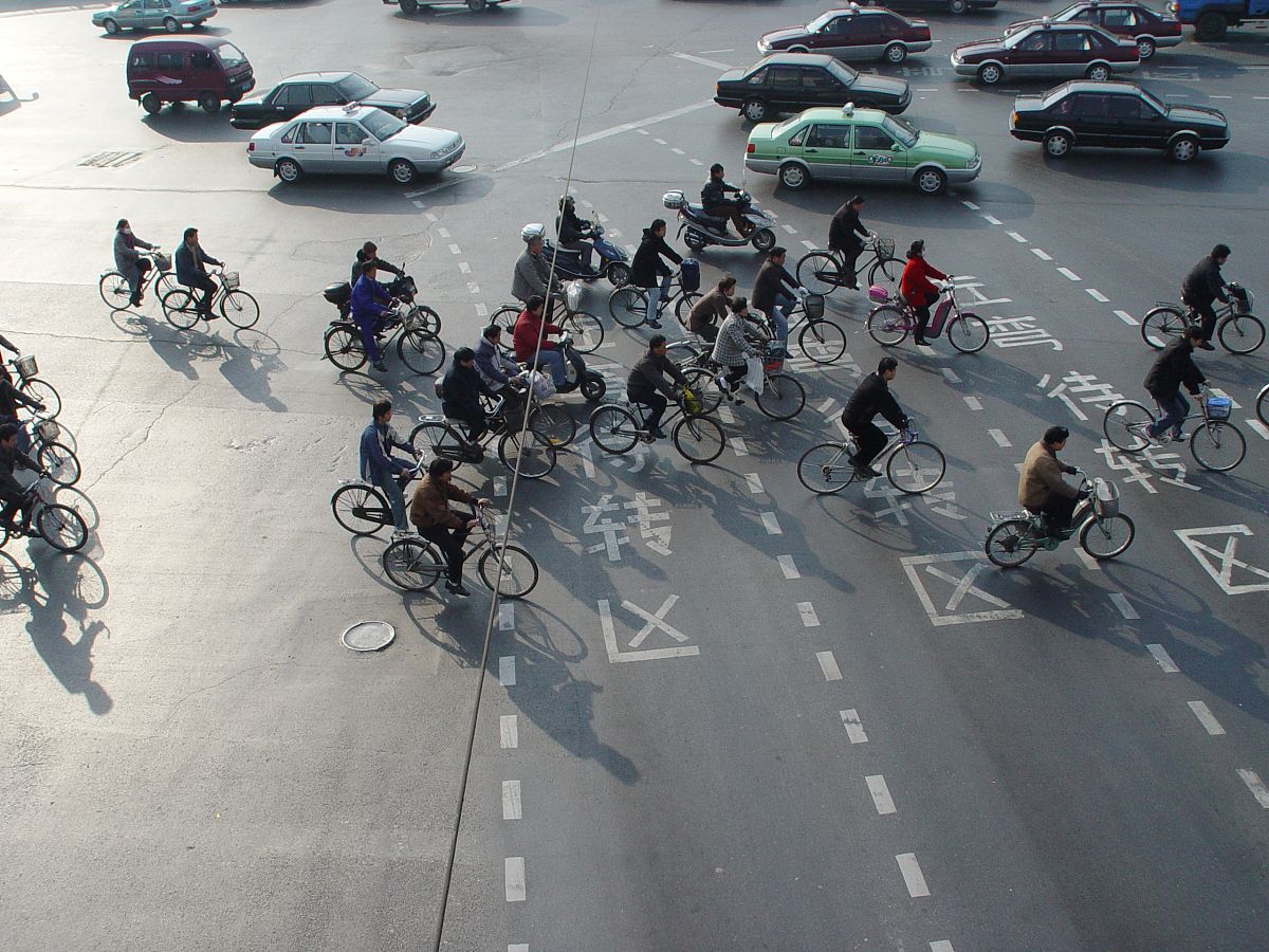 对于电动车未停放在划线区域的问题用一句话总结