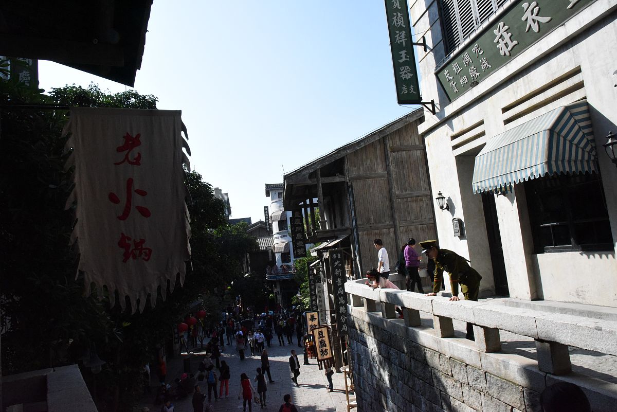 2016年02月09日,海南省海口市,游客们涌进海口观澜湖冯小刚电影公社,