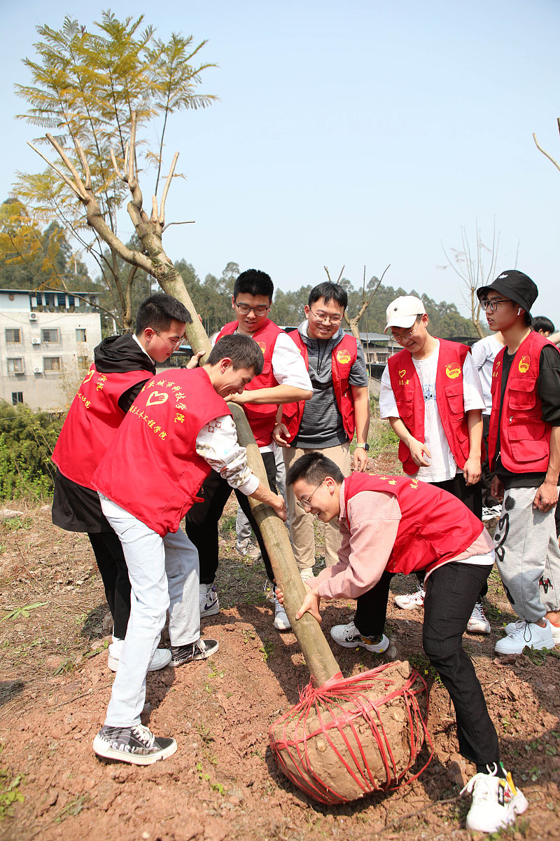 聆听茂名市青年志愿者行动指导中心副主任牛育天《乡村振兴志愿者职业规划与发展》的专题授课总结自己在茂名市第九中学做社工志愿者的心路历程撰写不少于500字的培训心得。