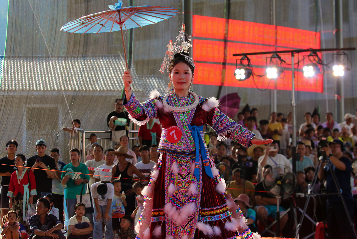 请为我描述中国少数民族传统舞蹈筐舞的舞姿