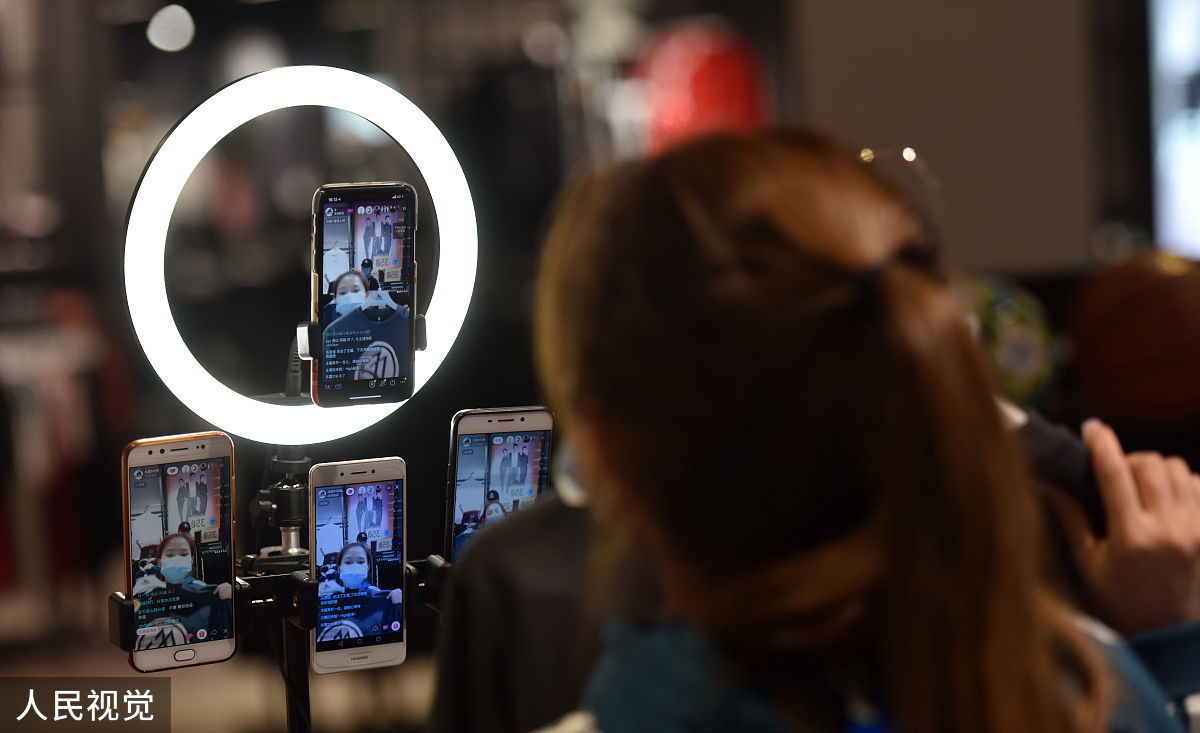 润色文字：nn1、时间段：全时段直播覆盖。向21个直播间分配好直播时间段每个直播间至少播2小时以上。目的是让粉丝不论在任何时间上我们的直播平台都看观看到我们的直播。n2、以量取胜数量：分析用户群体和重点观看直播时间段分析后可以选择在黄金时期进行直播利用21个直播间的数量优势加大用户进直播间的机率。n当省市级直播间成熟后可以设定好佣金比覆盖到每一个直营店。