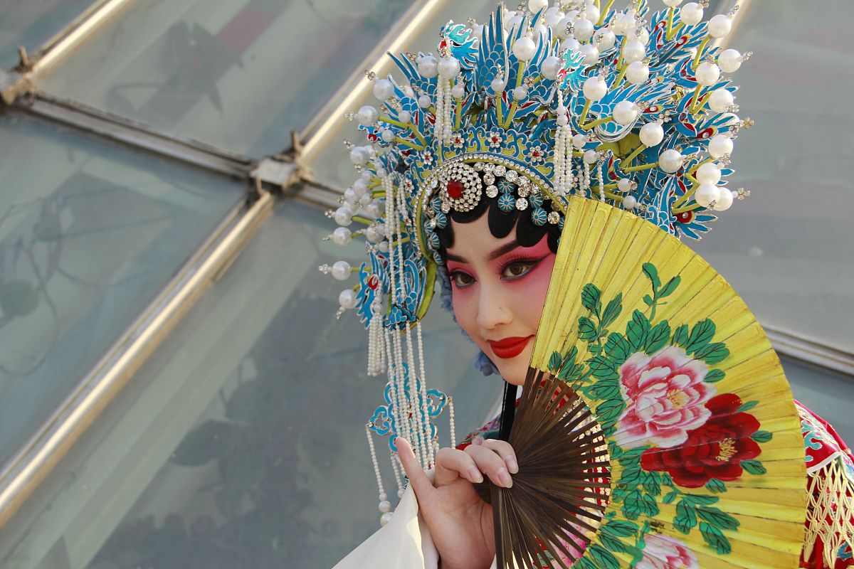 2019年5月9日,天津市一位京剧演员在文化中心的"水上月"地标表演《贵