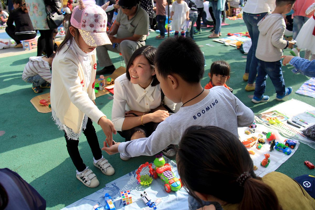 2016年6月1日,江苏连云港,赣榆区实验幼儿园小朋友们在"六一"节跳蚤市