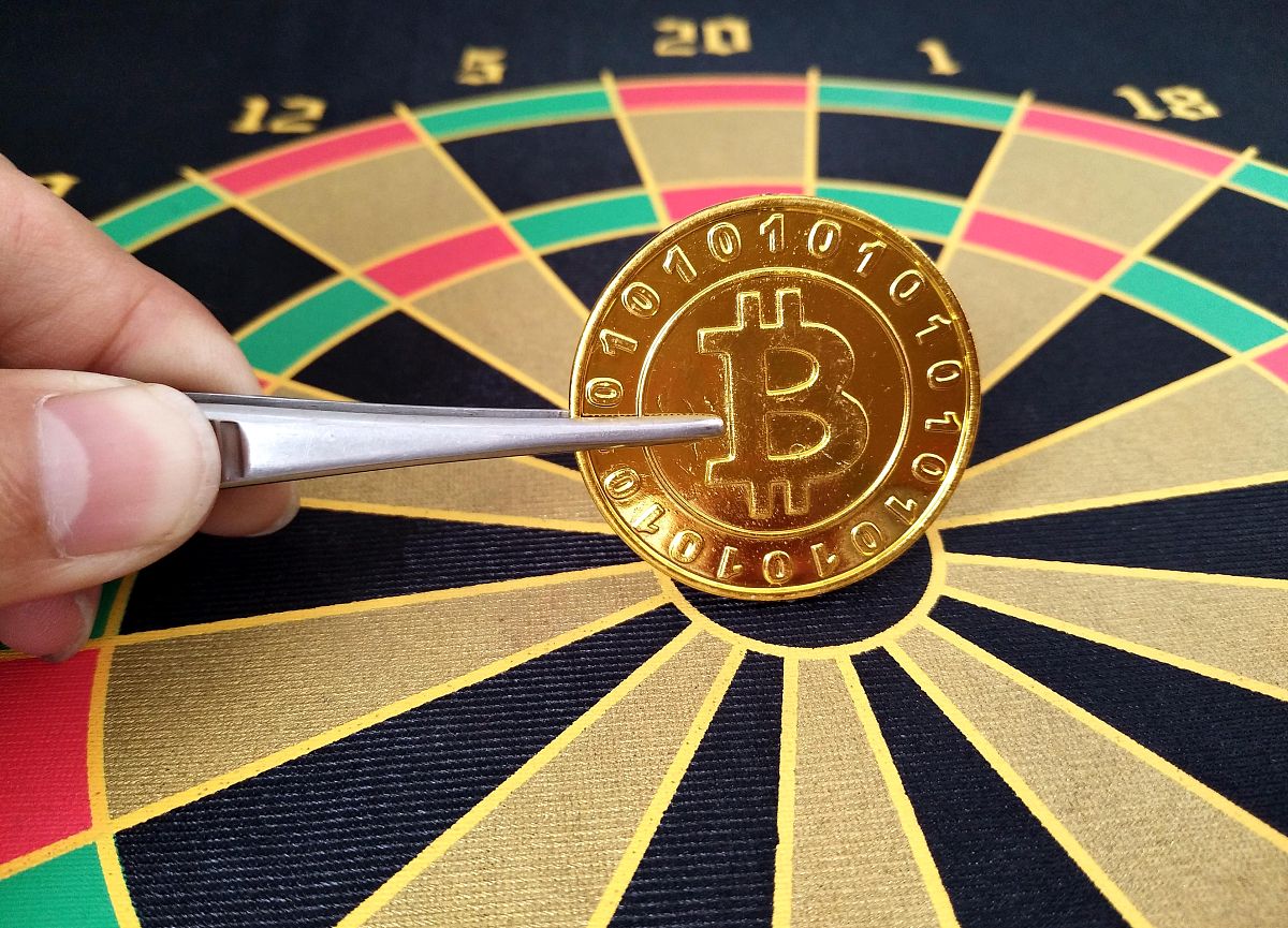 C++且不使用vector头文件完成：最厉害的加勒比海盗杰克船长驾驶着他的黑珍珠号海盗船找到了一个装满宝藏的藏宝洞。藏宝洞里面有 NN≤100 堆金币第 i堆金币的总重量和总价值分别是 mivi1≤mivi≤100。黑珍珠号的承重量为 TT≤1000。为了长远发展所以他决定带走尽可能少价值的金币但是他要求必须装满。所有金币都可以随意分割分割完的金币重量价值比也就是单位价值不变。请问杰克船长最少可以