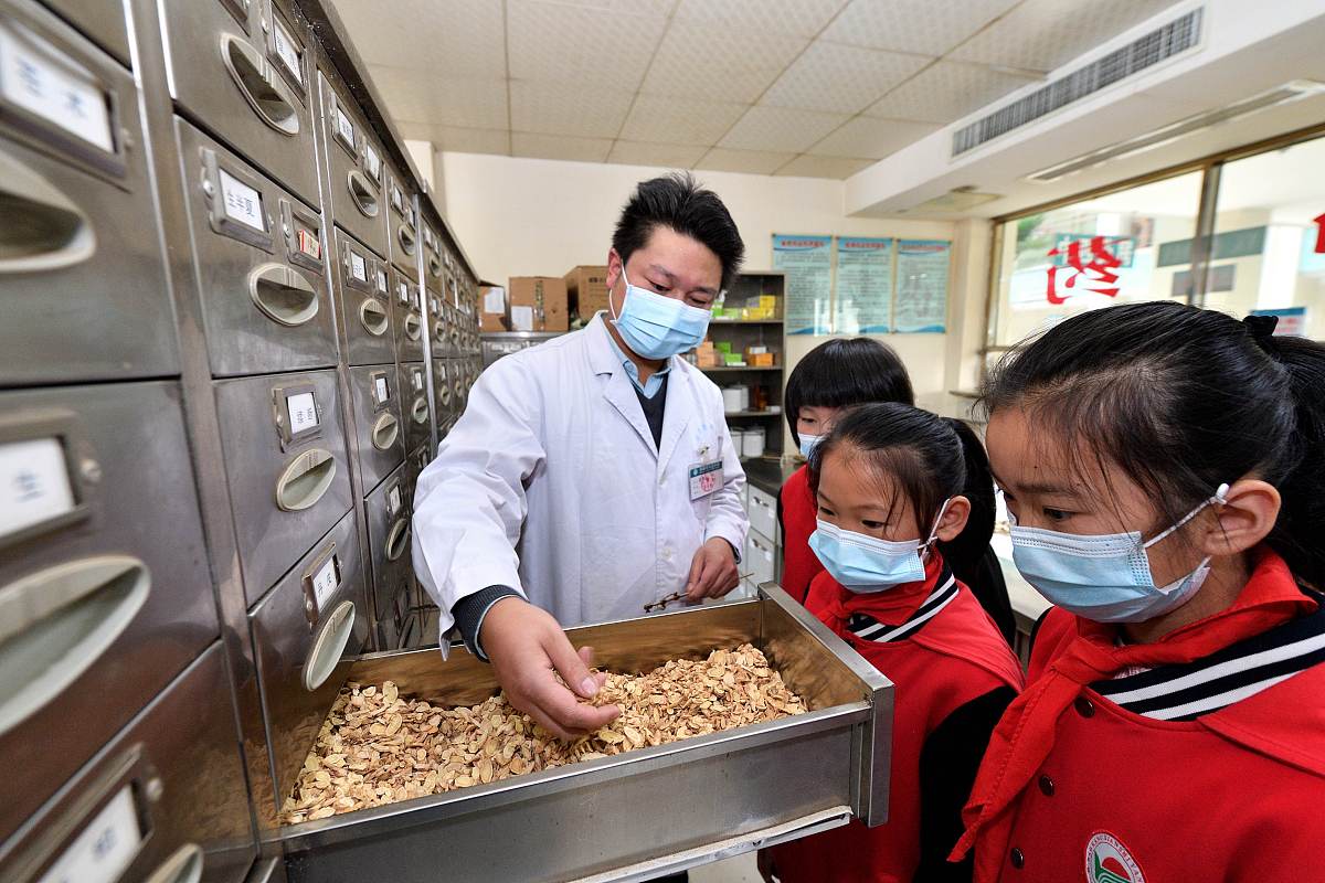 2021年10月21日,湖北省保康县人民医院医务人员为学生们讲解中草药的