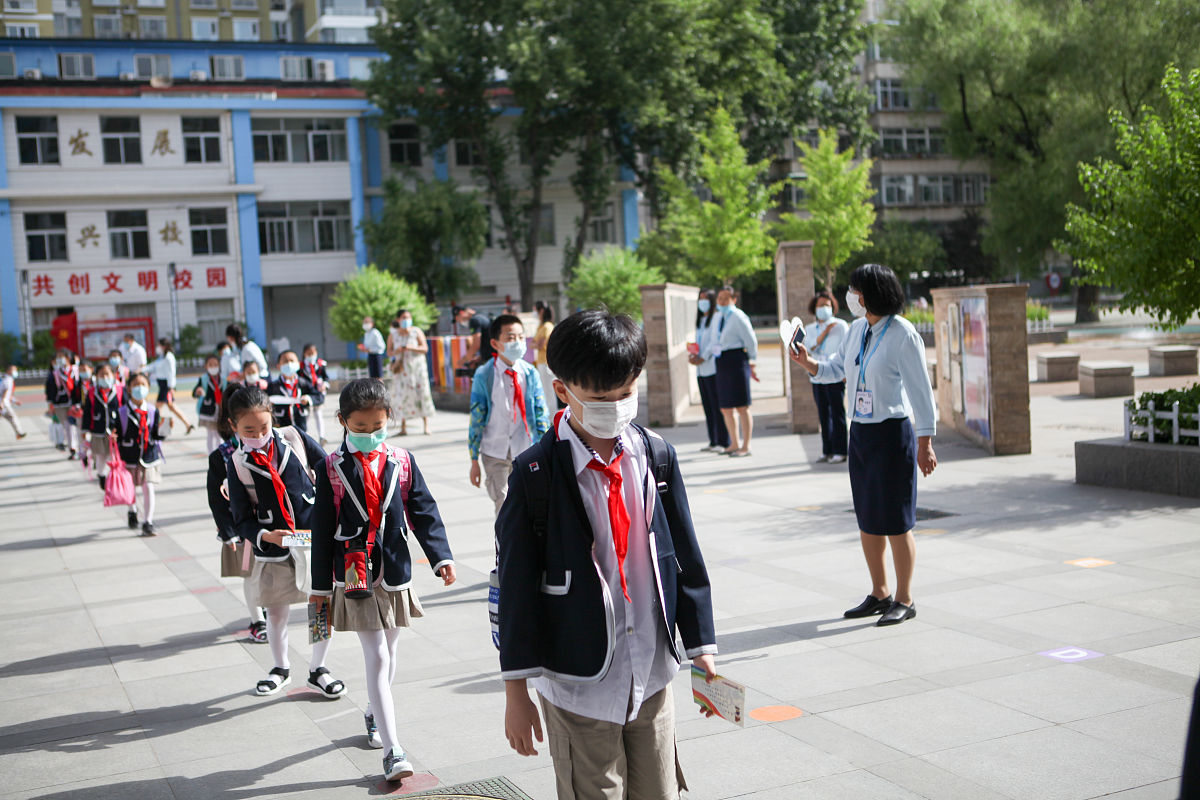 2020年6月2日,太原,低年级小学生在老师的引导下回归课堂.学生们佩戴