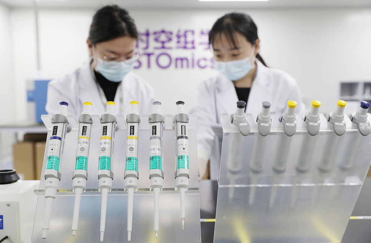 润色一下这个问答问：想了解一下华大基因联系方式有人知道吗？答：华大基因联系方式有两个一个是科研咨询电话400-706-6615另一个是临床咨询电话400-605-6655。