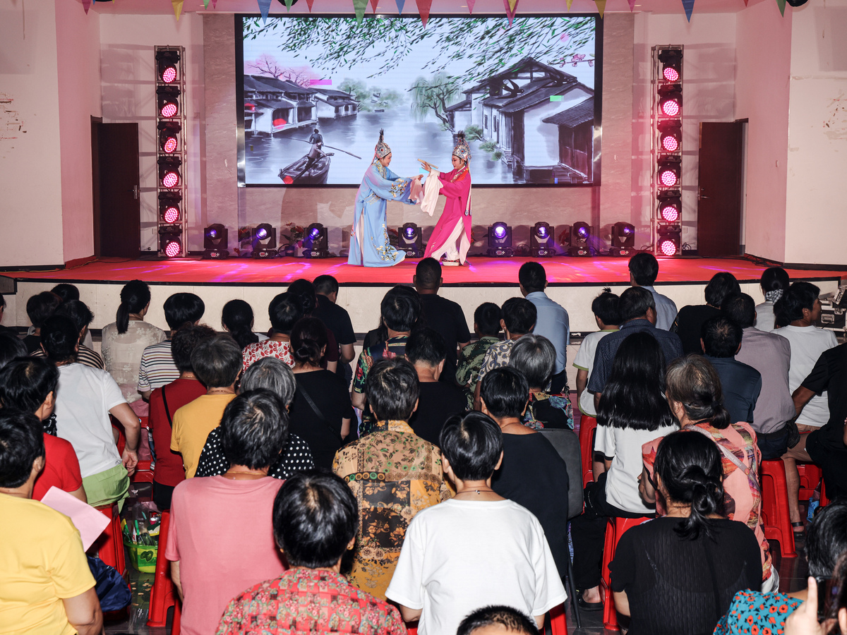 帮我写一份开展文化下乡助力乡村振兴 主持词