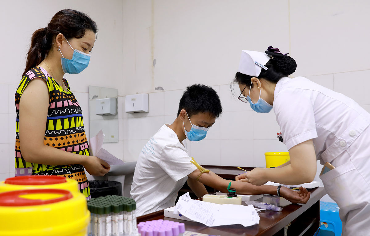 拟定一份通知通知名单中的人员参加体检测试。要求以体检测试主办方的口吻发表语气正式