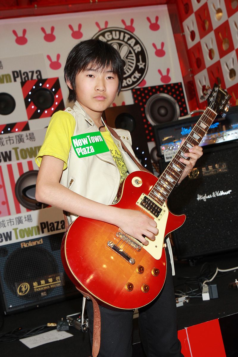 2013年3月29日,香港,13岁的日本吉他神童宫泽佑门出席复活节潮绘摇滚