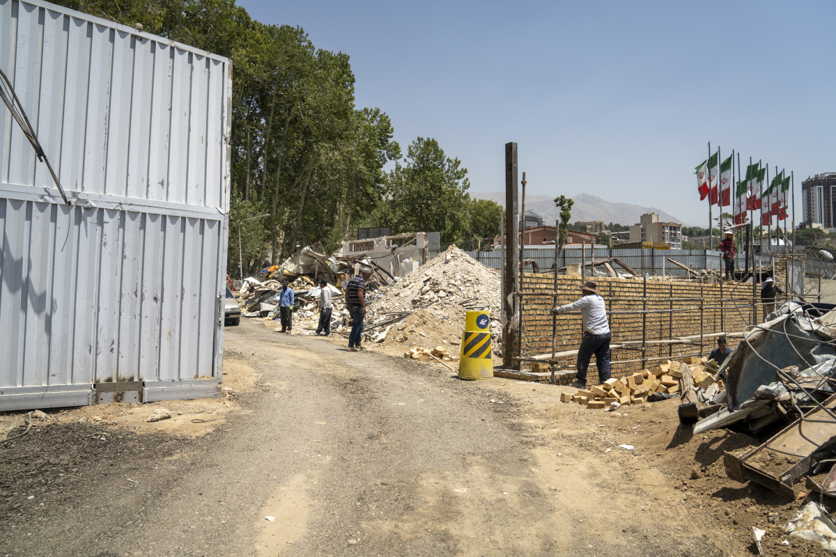 请翻译废白土工厂有一个专门废白土存储间每次出库时会进行计量。