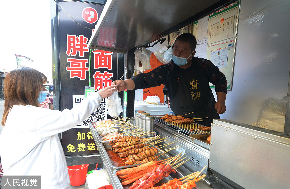 千万不要给孩子吃的街头小吃。第一个铁板鱿鱼鱿鱼这种海鲜在常温下放几个小时就会变质很腥甚至发臭一般会用双氧水进行漂洗和防腐严重的会用甲醛。地摊上的鱿鱼从早到晚都闻不到腥臭味儿甚至没有海鲜的腥味。为了增加厚度和肥嫩感还会用火碱泡发看着是水嫩光亮又肥又大满满的堆在盘子里看着非常有食欲卖不掉也不怕晚上回去漂洗冻上明天接着再卖。铁板毛肚跟鸭肠也是一样的操作这个东西非常刺激消化道和胃黏膜严重的还有可能致癌。第