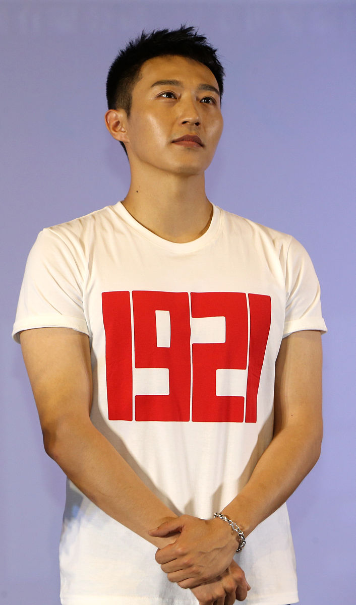 从红色抒情的角度评论电影《1921》至少500字